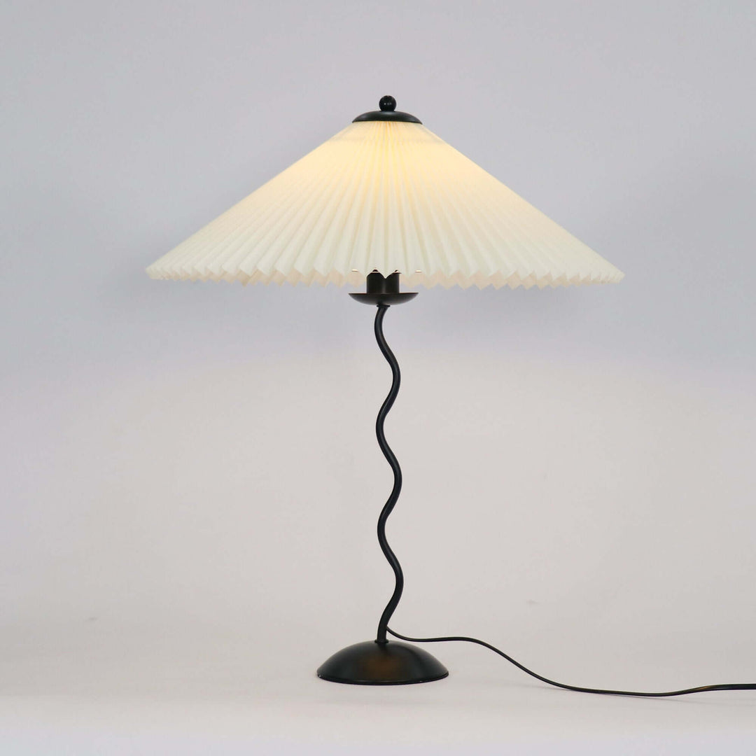 Moderne bølget desigbordlampe i metal