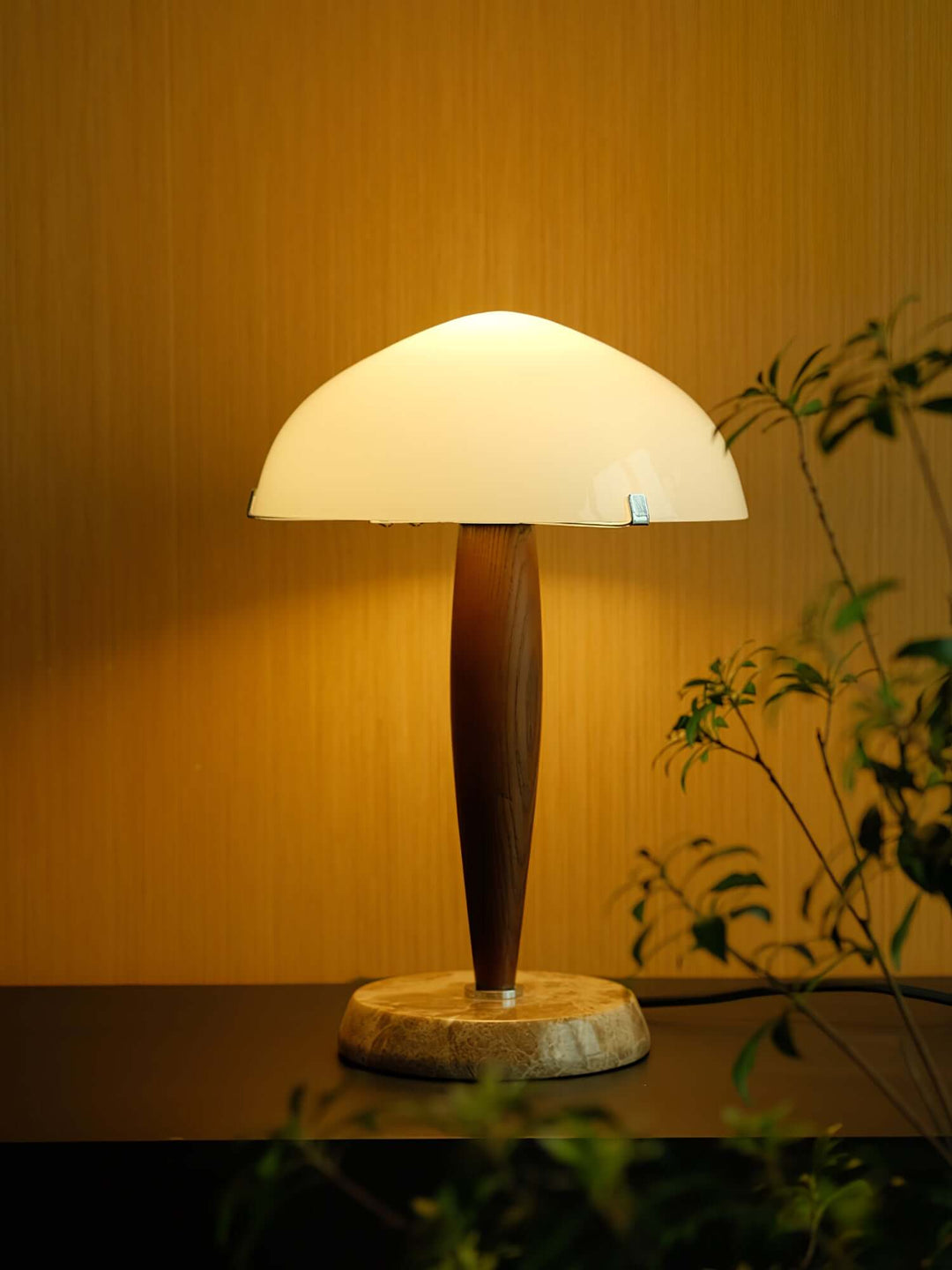 Designer bordlampe med valnødfod