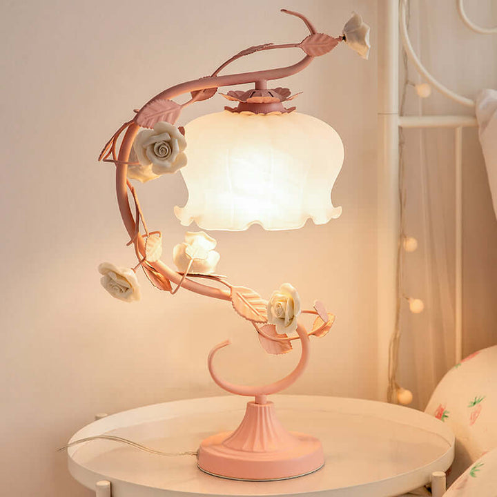 Bordlampe med roser og glaskuppel