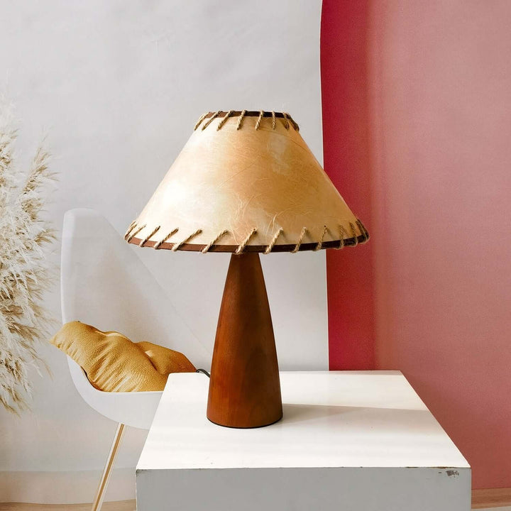 Bordlampe af massivt træ i århundredestil