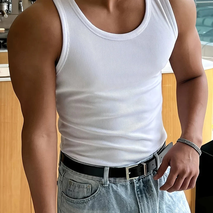 Mænds åndbare sommer tanktop i hvid slim fit. Optimal komfort til afslappet brug eller træning.