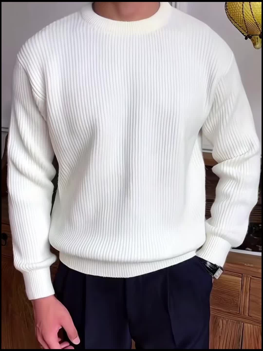 Maskulin herre ribstrikket sweater med rund hals. Løs pasform for optimal komfort og stil i vinter.