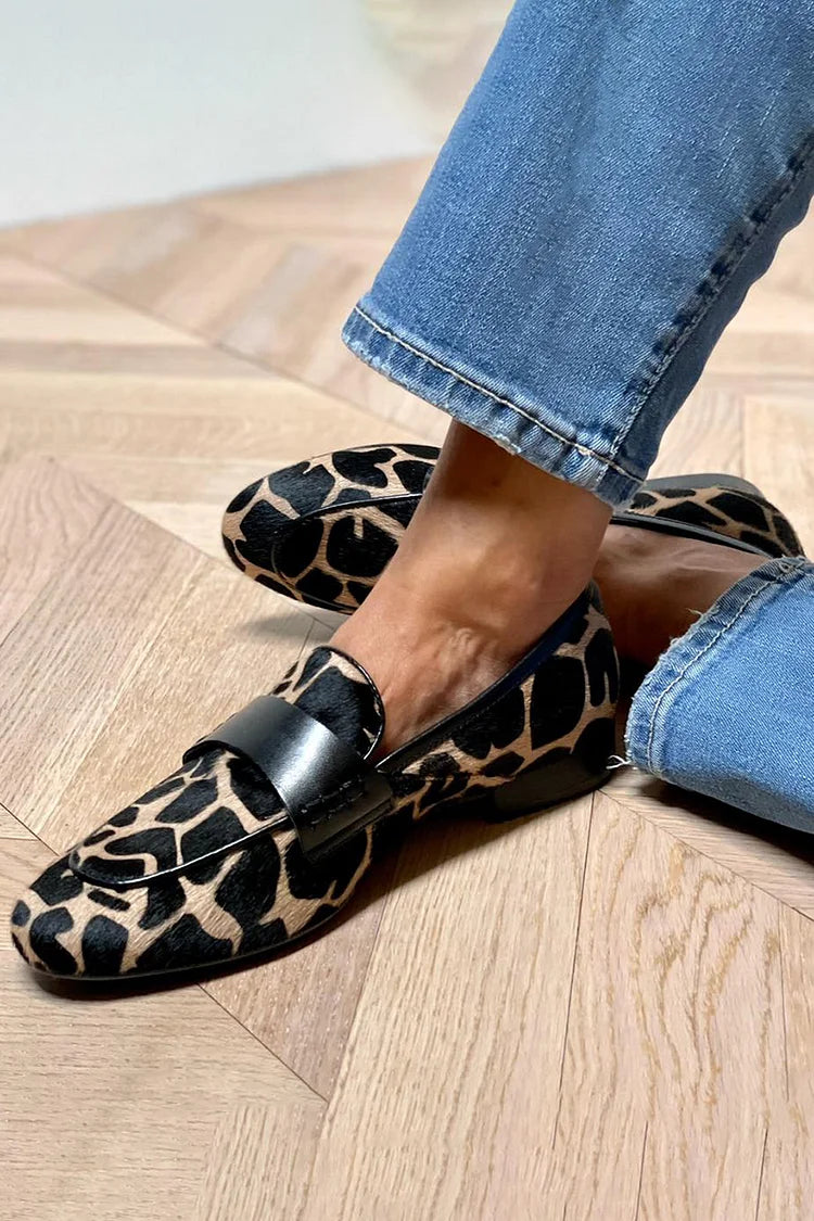 Skridsikre dame loafers i iøjnefaldende ko-print design. Komfortable og stilfulde til enhver lejlighed.