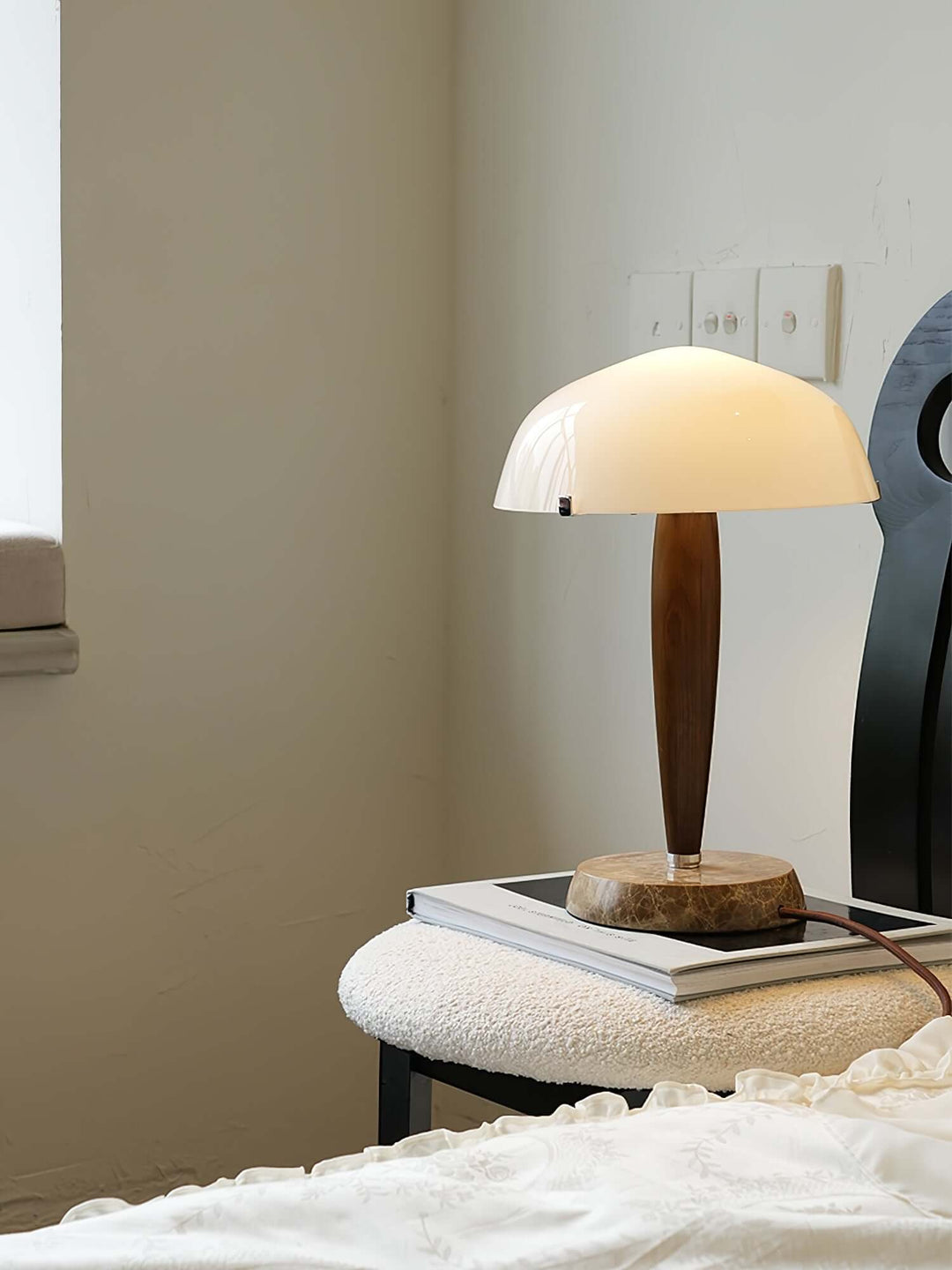 Designer bordlampe med valnødfod