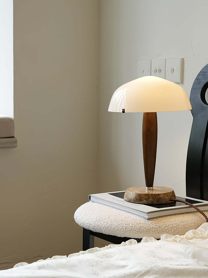 Designer bordlampe med valnødfod