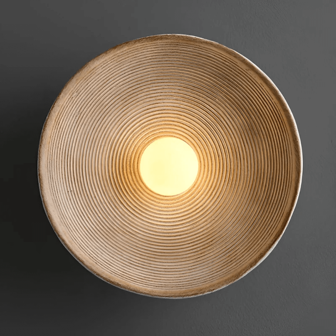 Rund LED væglampe i harpiks og glas med moderne design