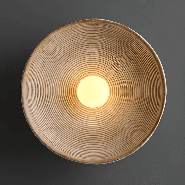 Rund LED væglampe i harpiks og glas med moderne design