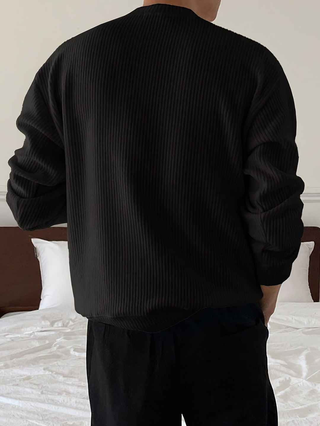 Tekstureret ribstrikket herresweater. Rund hals, løs pasform. Perfekt til efterårsgarderoben.