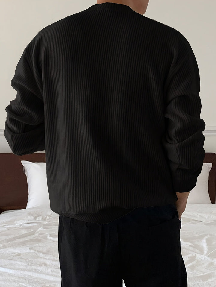 Tekstureret ribstrikket herresweater. Rund hals, løs pasform. Perfekt til efterårsgarderoben.