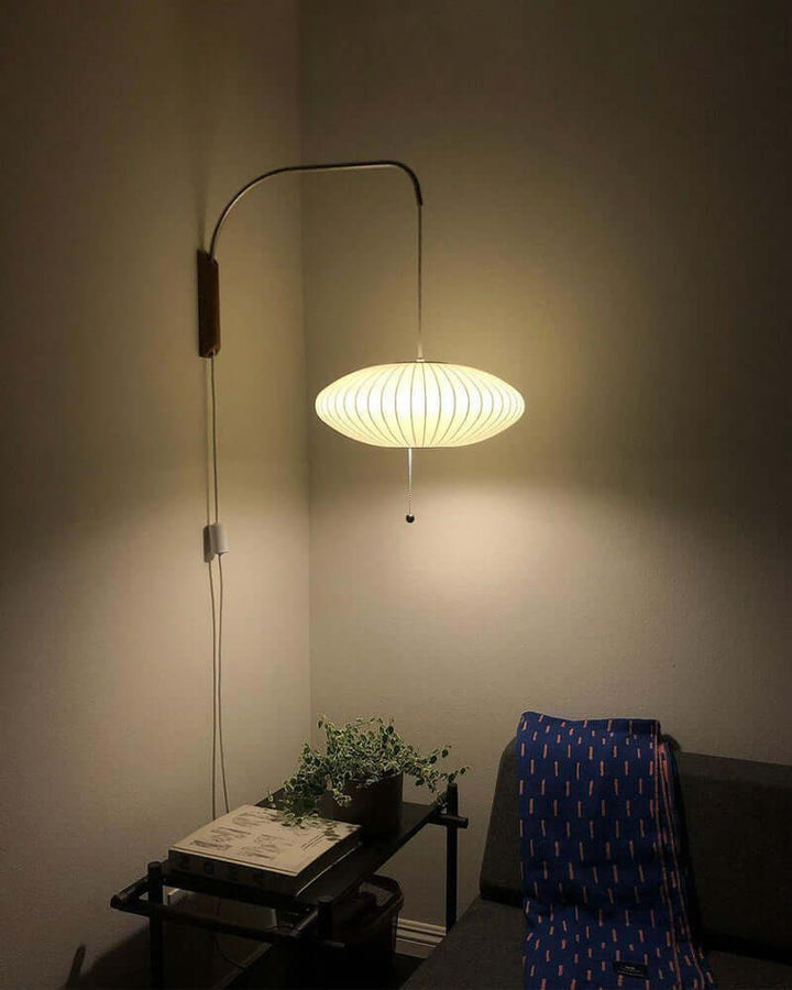 Moderne væglampe med kugledesign og varmt hvidt lys