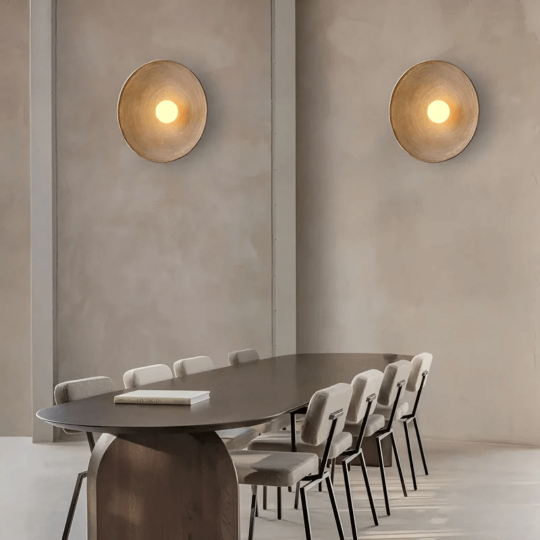 Rund LED væglampe i harpiks og glas med moderne design