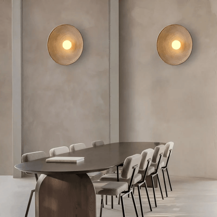 Rund LED væglampe i harpiks og glas med moderne design