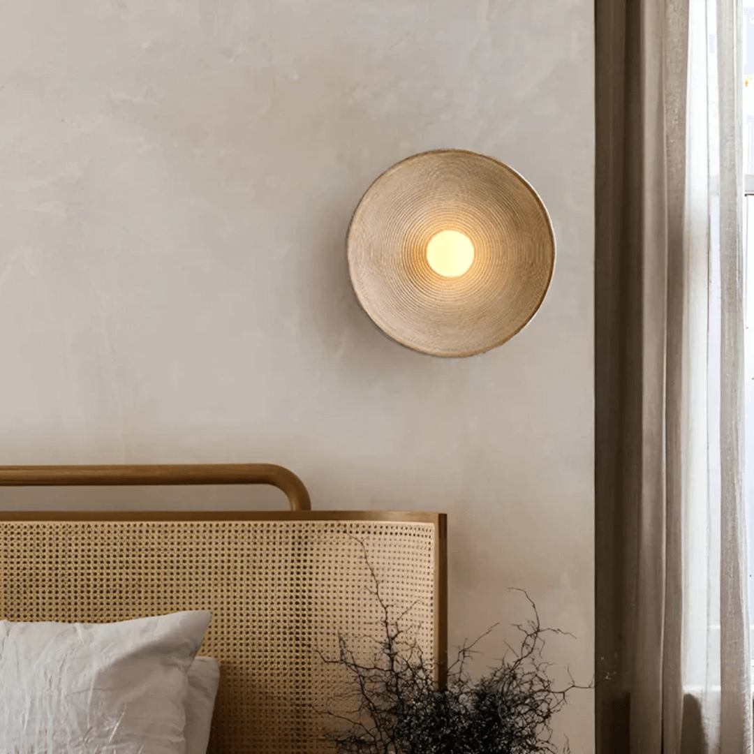 Rund LED væglampe i harpiks og glas med moderne design