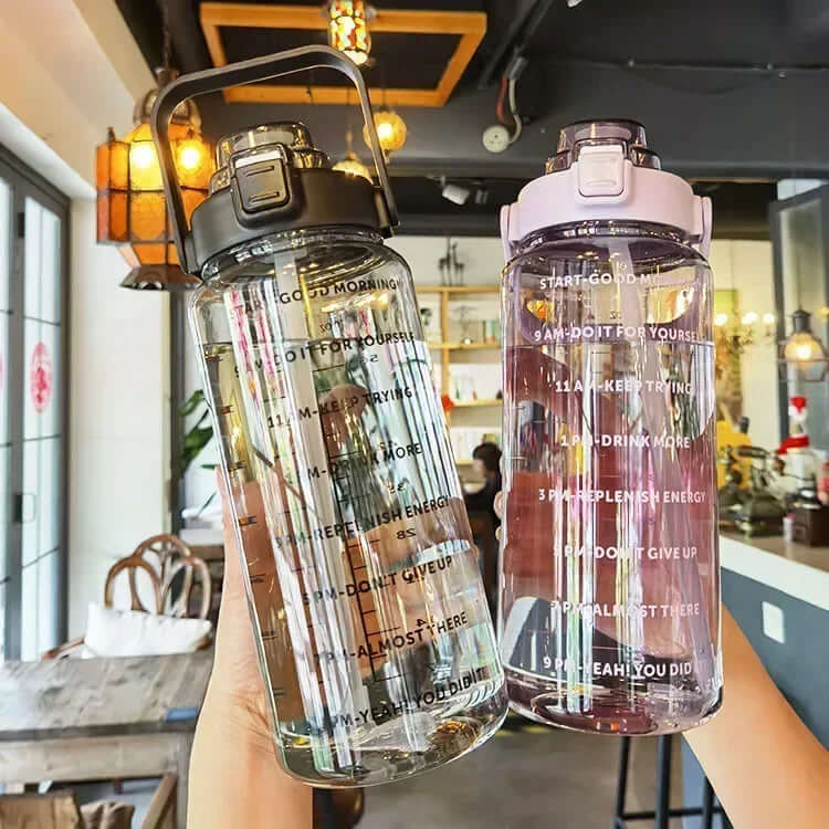 Sort 2-liters vandflaske med sugerør og tidsmarkør