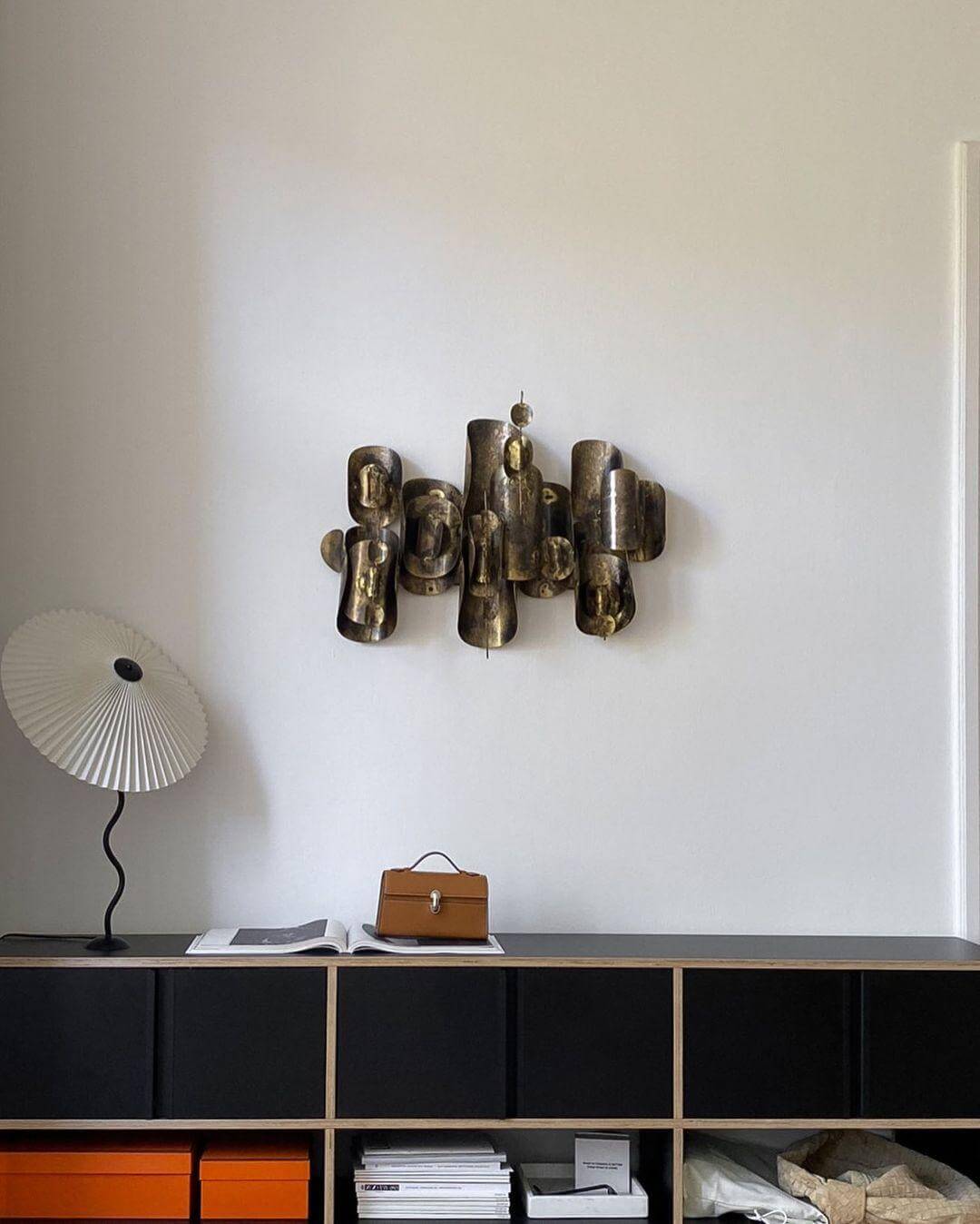 Moderne bølget desigbordlampe i metal