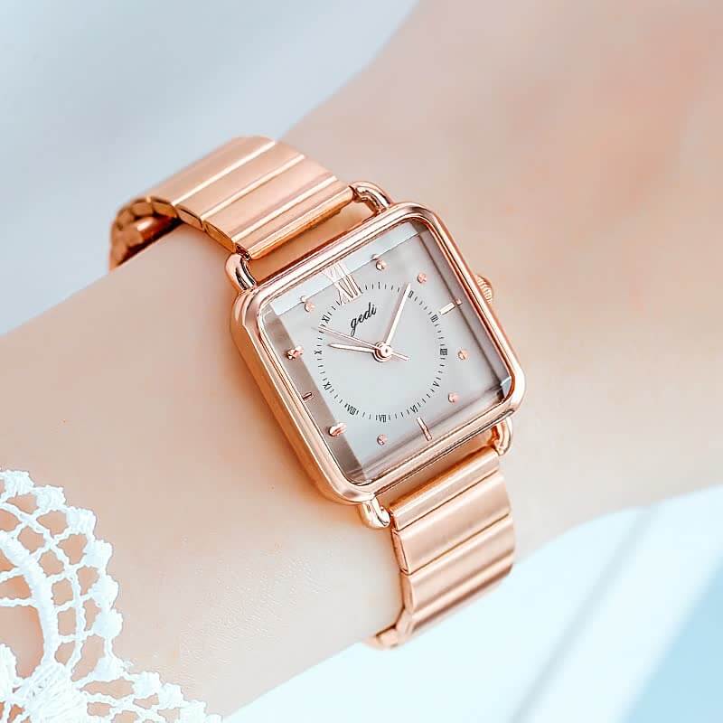 Elegant dameur med justerbar rem