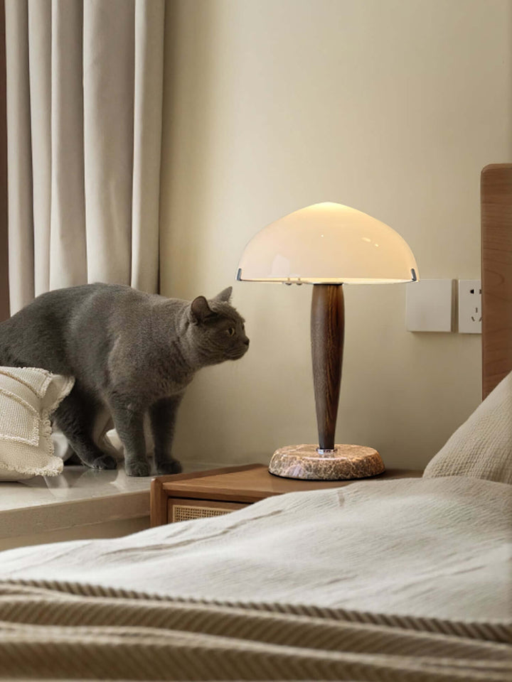 Designer bordlampe med valnødfod
