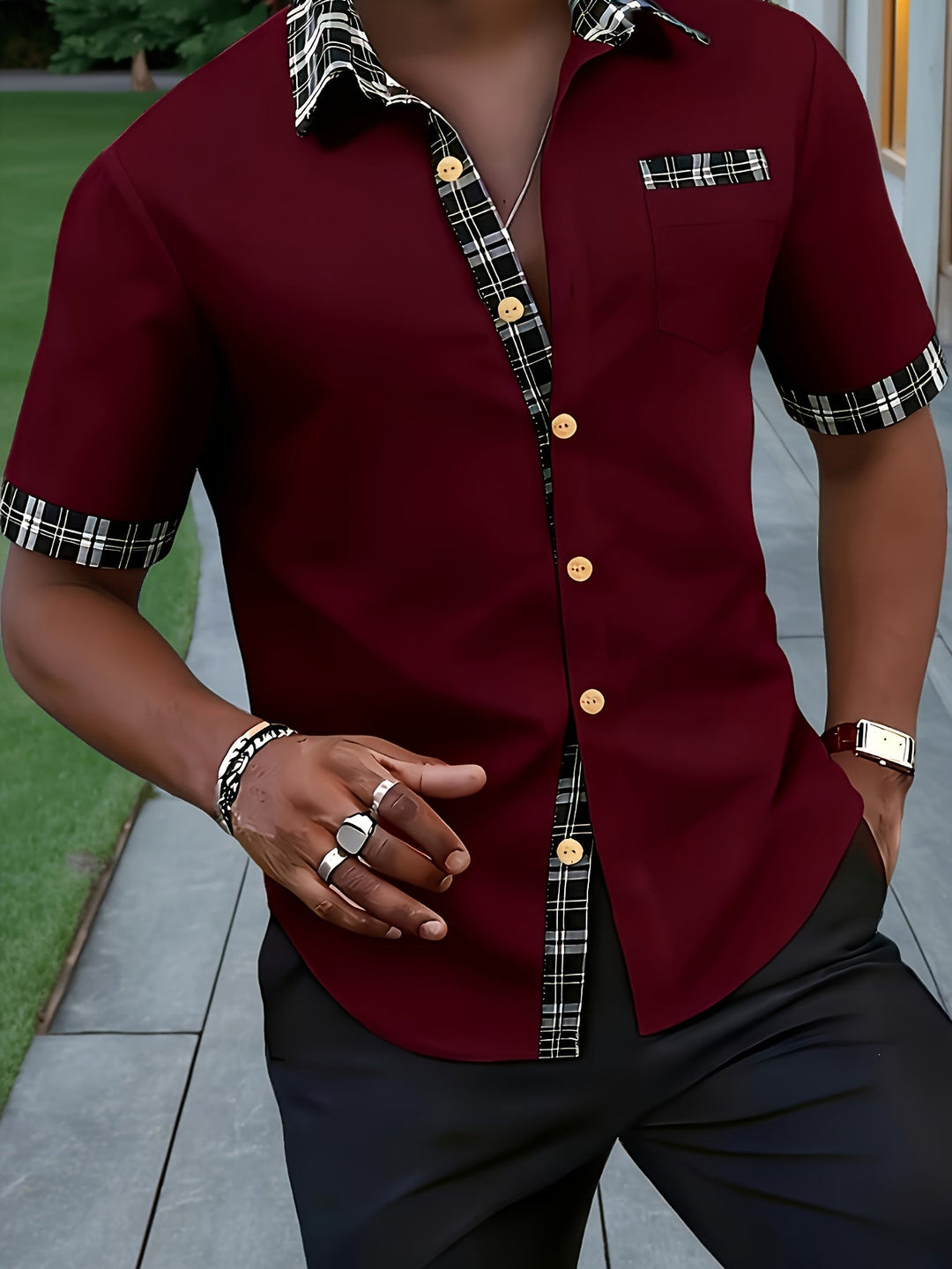 Smarte herre kortærmet skjorte med kontrast på krave/manchetter og brystlomme. Casual stil.