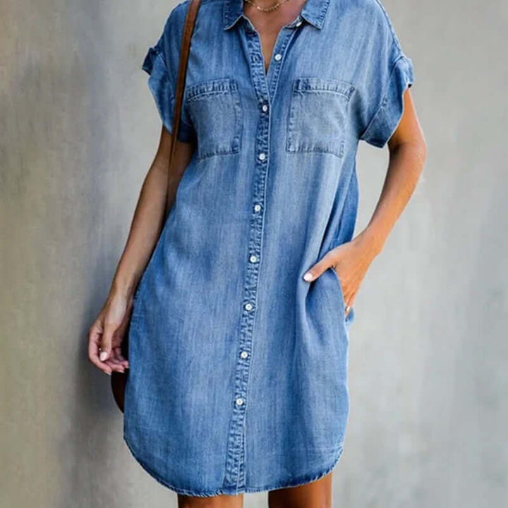 Behagelig mini denimkjole til kvinder. En alsidig skjortekjole i blødt denimstof til modebevidste.
