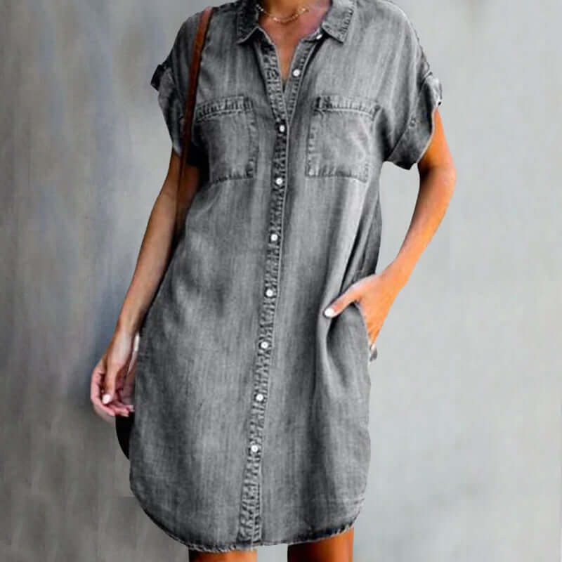 Elegant kvindes denim skjortekjole med knapper og krave, ideel som sommerkjole til afslappede looks.