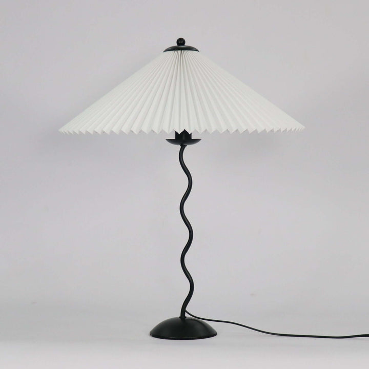 Moderne bølget desigbordlampe i metal