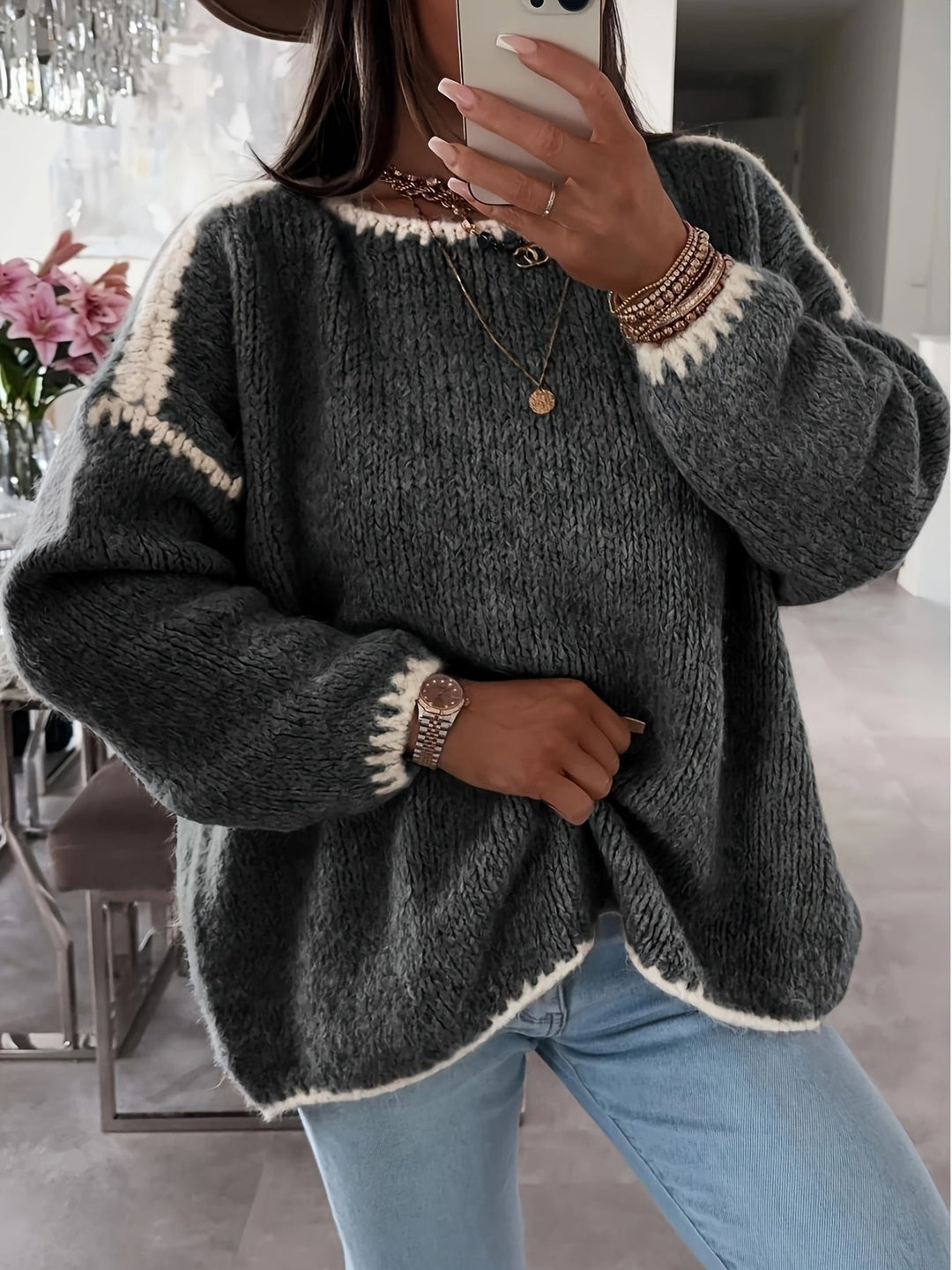 Løstsiddende dame sweater overdel med bådudskæring. Komfortabel og moderne med kontrasterende elementer.