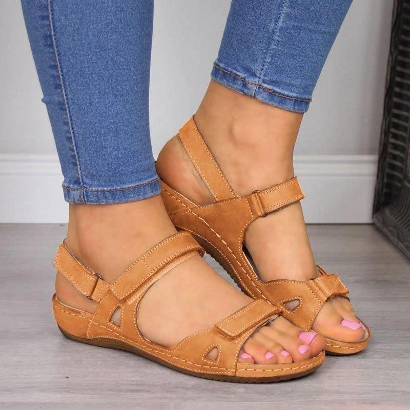 Nova sommersandaler til damer i brun med justerbare remme, ideelle til fritid og afslapning.