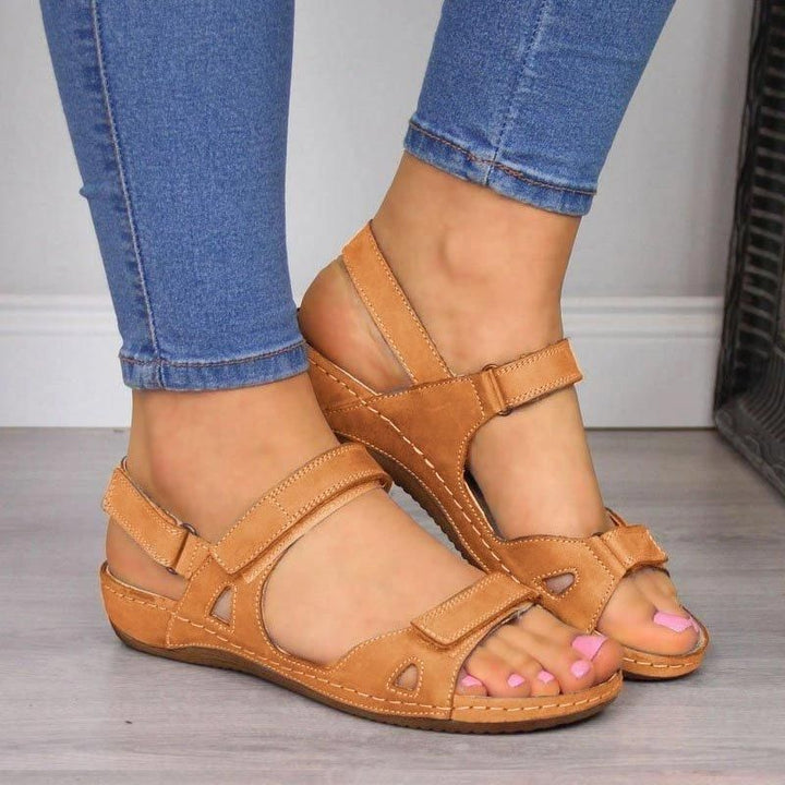 Nova sommersandaler til damer i brun med justerbare remme, ideelle til fritid og afslapning.