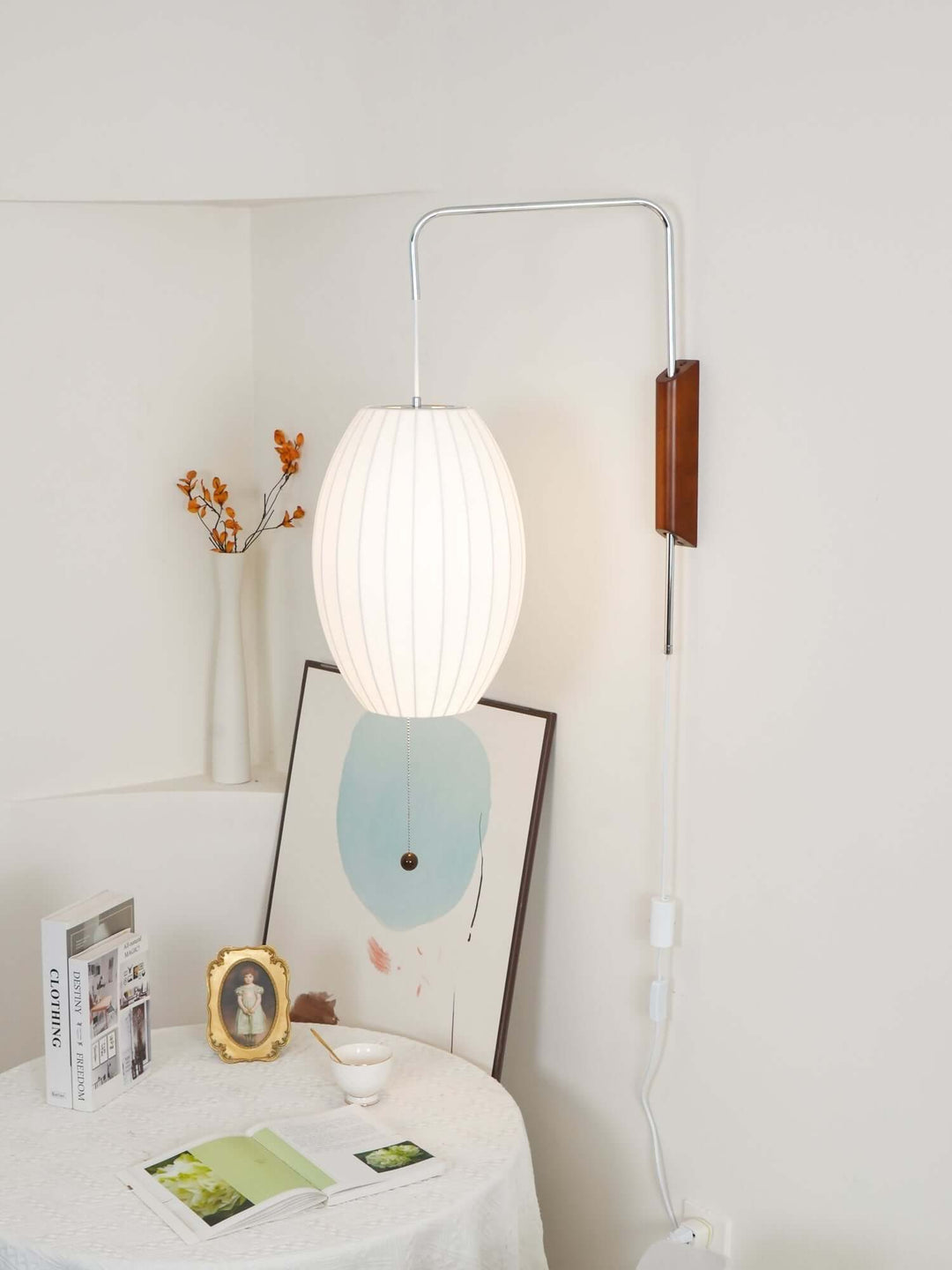 Moderne væglampe med kugledesign og varmt hvidt lys
