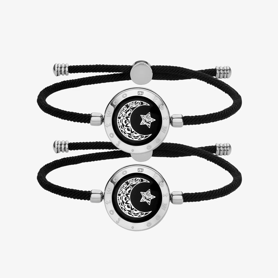 Et smart berøringsarmbånd båret på håndleddet, der viser elegant design og funktionalitet.