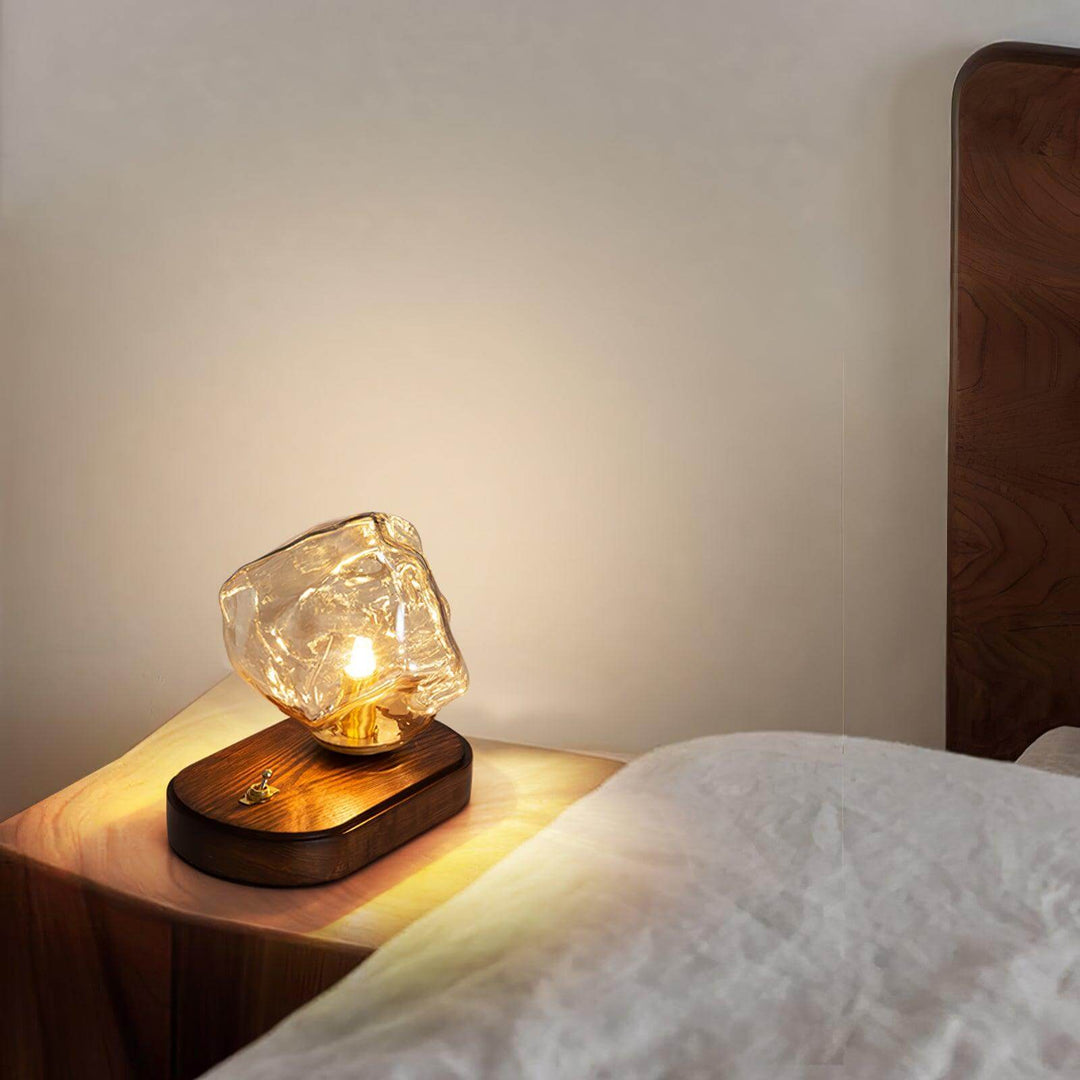 Bordlampe af glas i isstensdesign