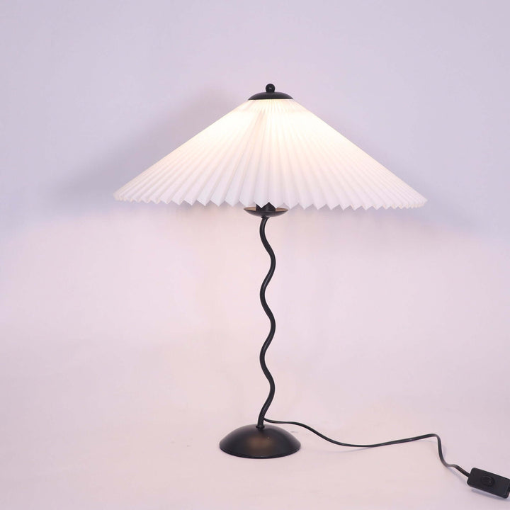 Moderne bølget desigbordlampe i metal