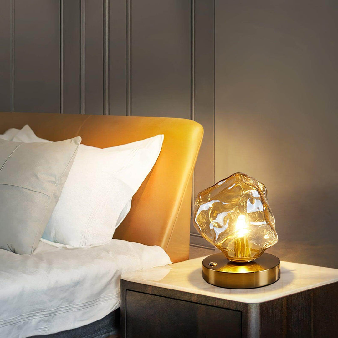 Bordlampe af glas i isstensdesign