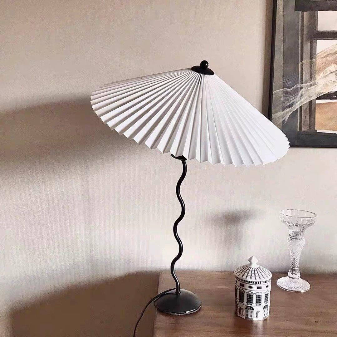 Moderne bølget desigbordlampe i metal