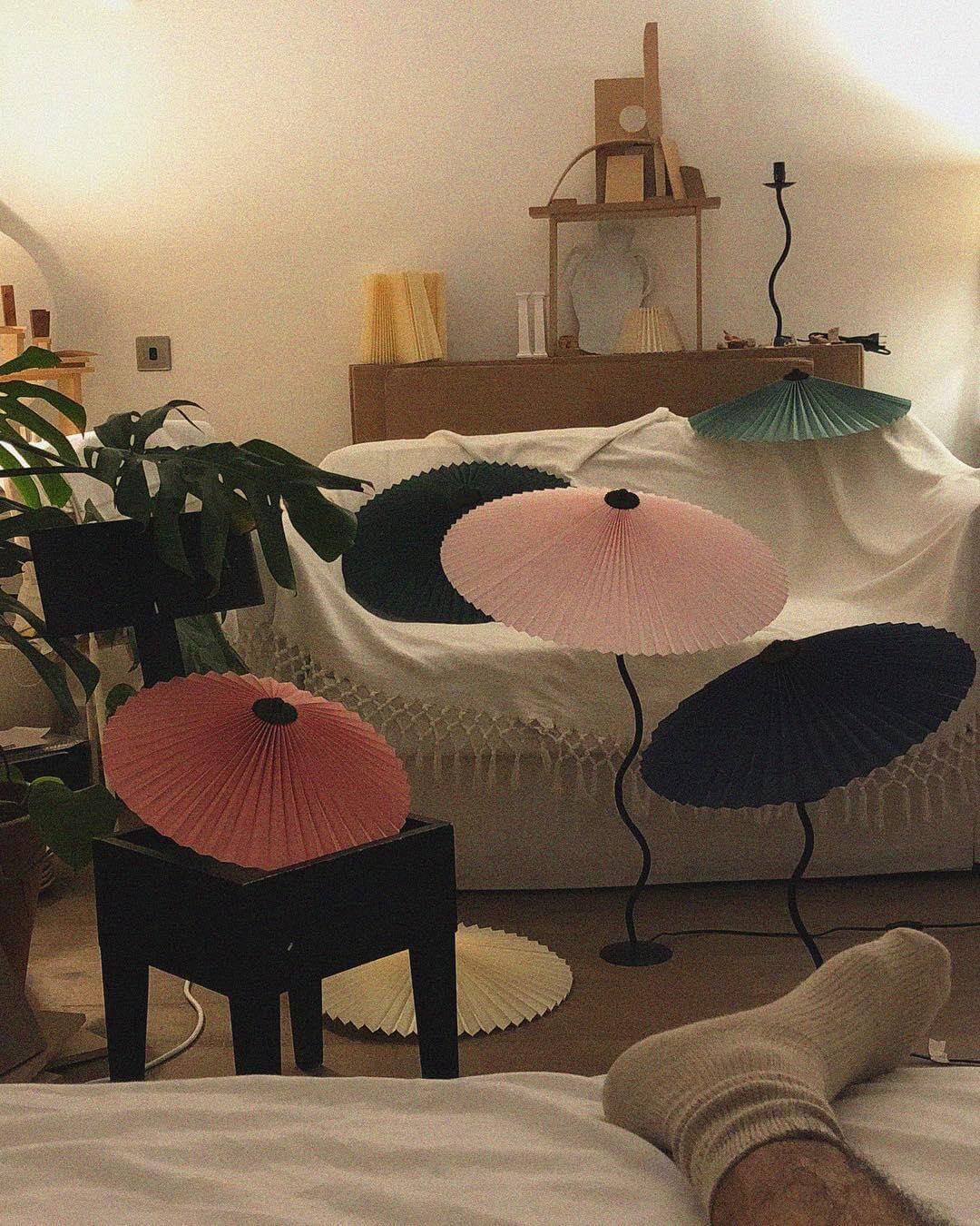 Moderne bølget desigbordlampe i metal