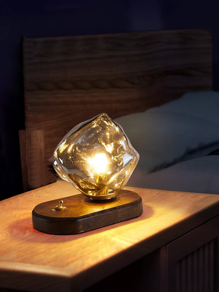 Bordlampe af glas i isstensdesign