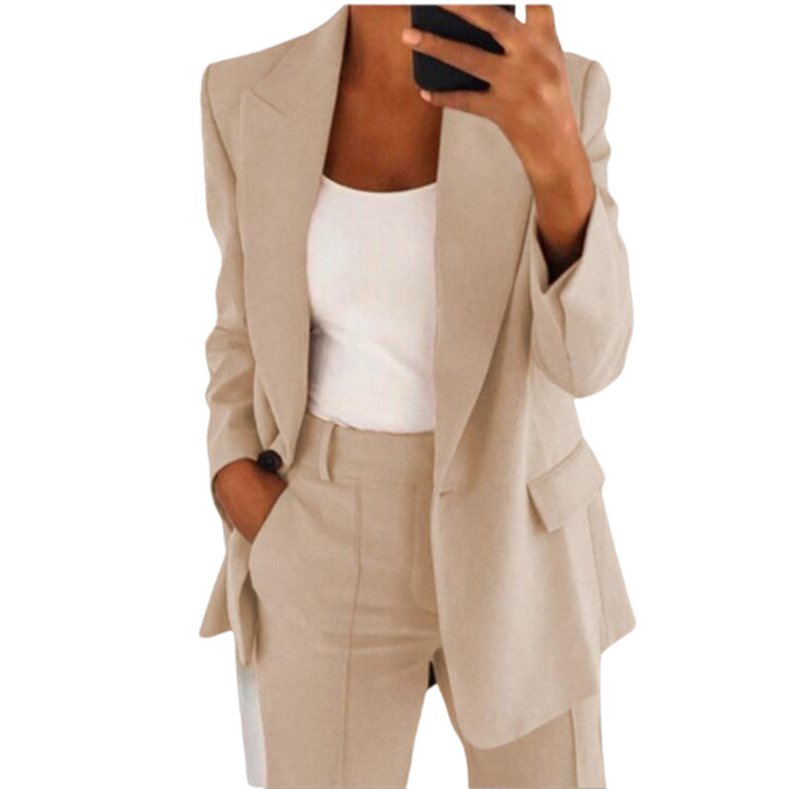 Klassisk dame blazer og matchende bukser. Tidløst modetøj der kombinerer komfort og stil.