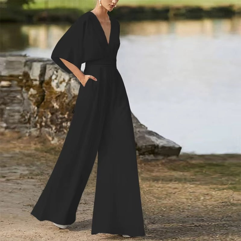 Dame jumpsuit med kortærmet design, V-hals og komfortabel løs pasform til sommer.