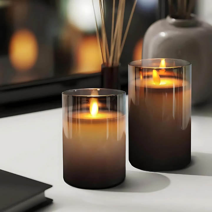 Realistisk flakkende LED flamme i et elegant glaslys, skaber en varm og indbydende stemning.