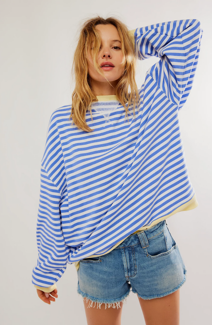 Stilfuld dame stribet sweater til foråret. Tidløs mode med klassiske striber.