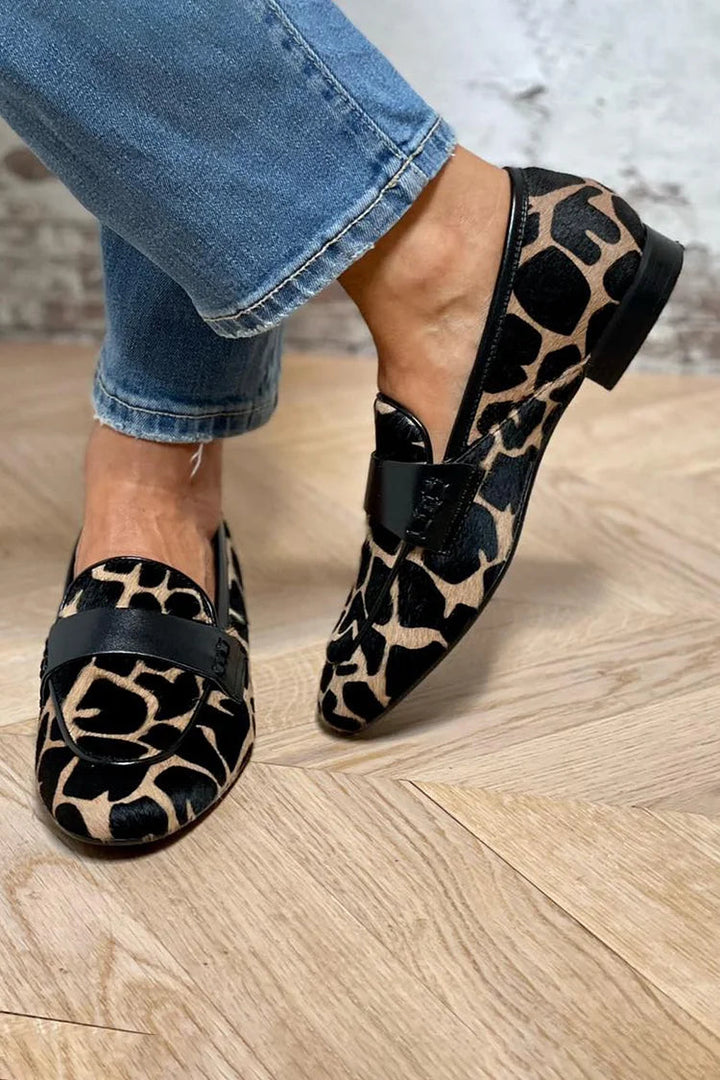 Komfortable dame loafers med unikt ko-print. Perfekt til hverdagsbrug. Stilfuld slip-on kvindesko.