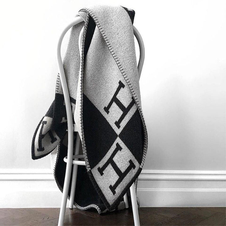 Super blødt uld cashmere tæppe. Perfekt til hyggestunder og afslapning i hjemmet.