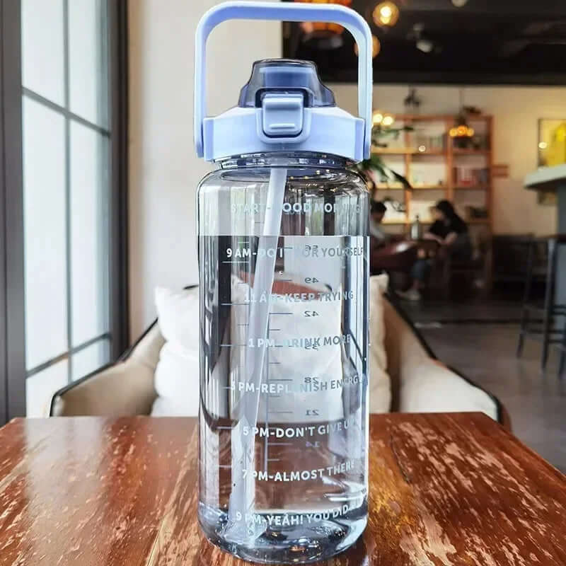 Hvid 2-liters vandflaske med sugerør og tidsmarkør