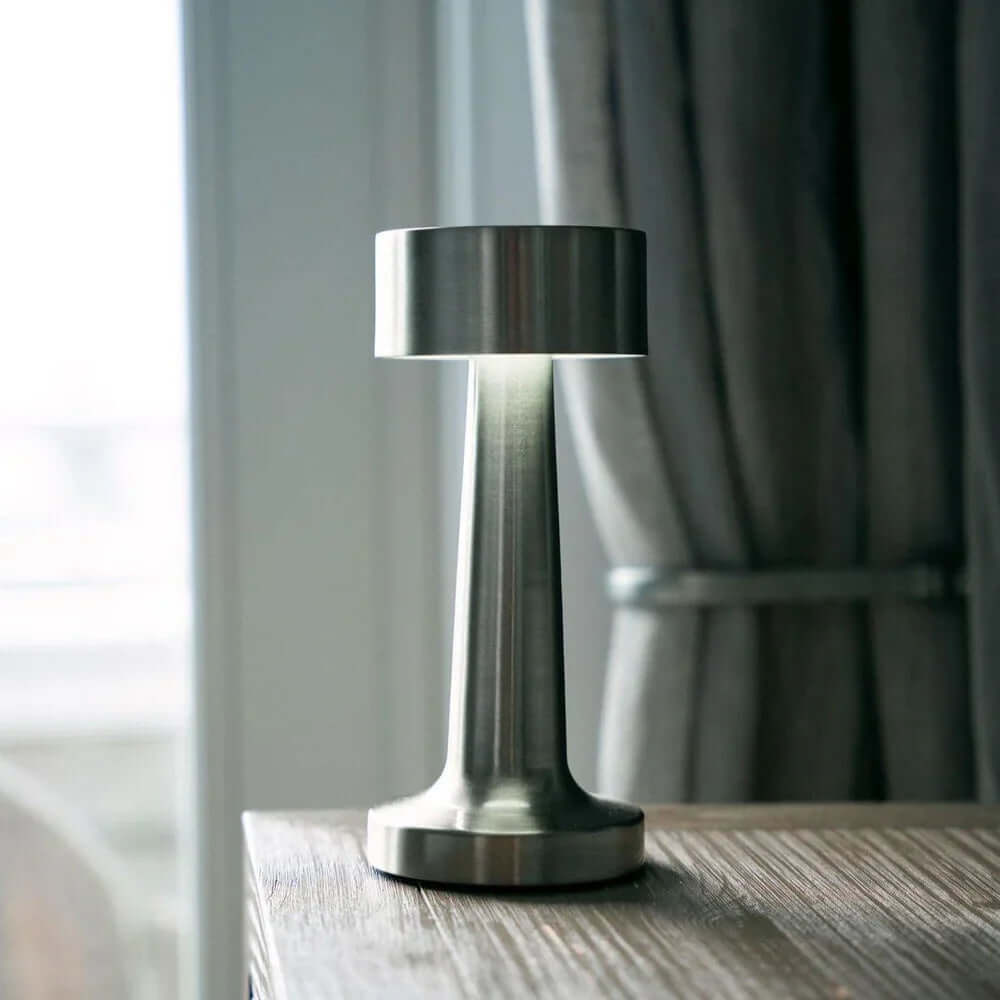 Dæmpbar LED bordlampe med genopladeligt batteri