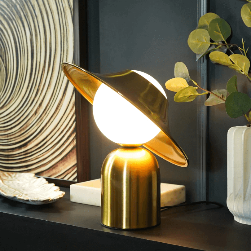 Elegant guld bordlampe i metal