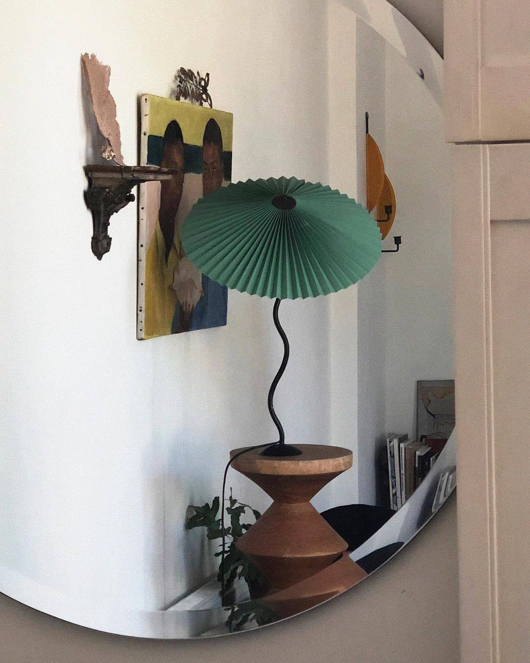 Moderne bølget desigbordlampe i metal