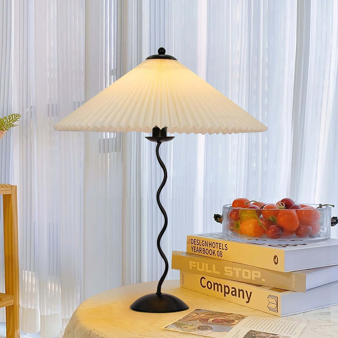 Moderne bølget desigbordlampe i metal