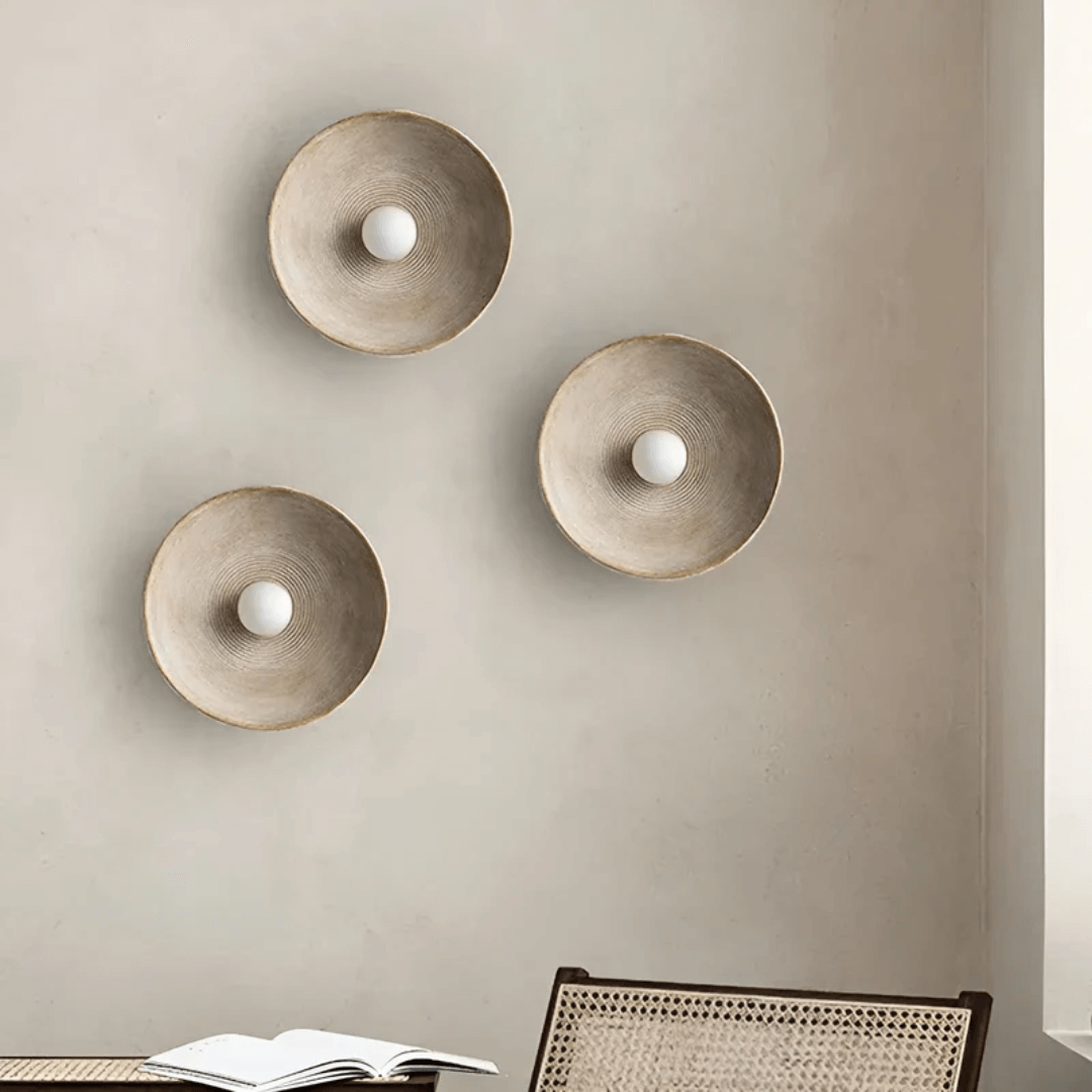 Rund LED væglampe i harpiks og glas med moderne design