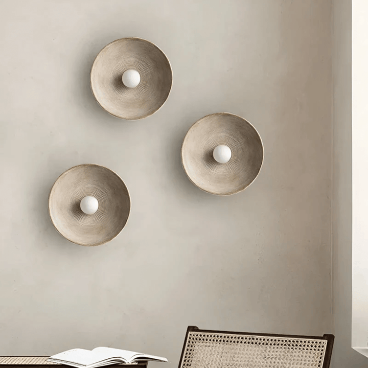 Rund LED væglampe i harpiks og glas med moderne design