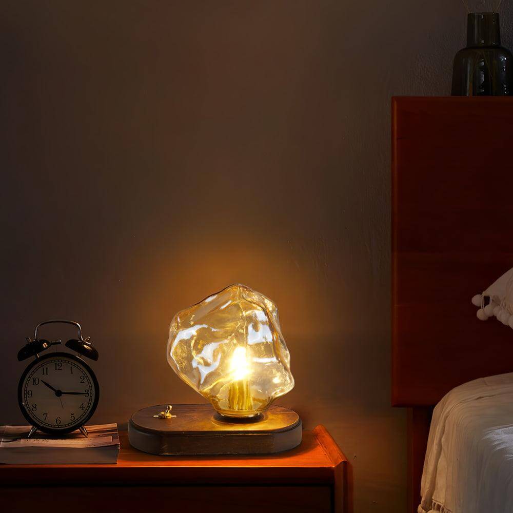 Bordlampe af glas i isstensdesign